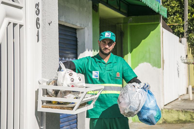 Nesta terça-feira 16 de maio se comemora o Dia do Gari. Na imagem, Ruan Luiz, coletor de lixo orgânico. Curitiba, 15/05/2023. Foto: Pedro Ribas/SMCS