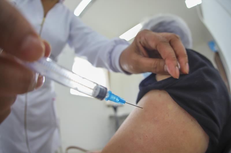 Vacinas contra gripe e bivalente anticovid são liberadas para todos com 18 anos ou mais. Foto Daniel Castellano / SMCS