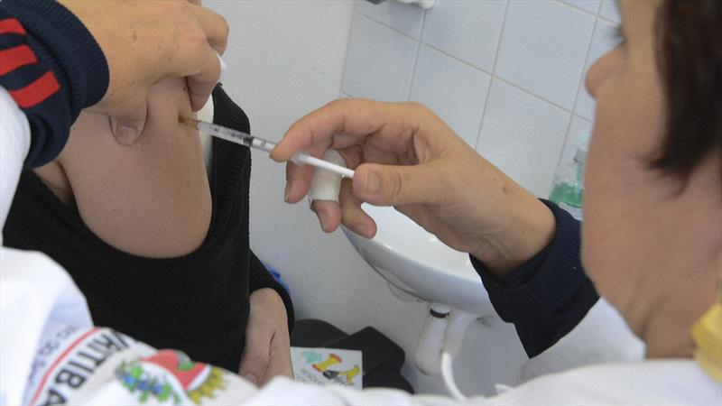 Saúde de Curitiba libera vacina contra gripe e bivalente anticovid para todos com 18 anos ou mais.
Foto: Levy Ferreira/SMCS