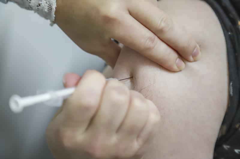 Vacinação contra gripe e bivalente anticovid na Unidade de Saúde Mãe Curitibana. - Curitiba, 17/05/2023 - Foto: Daniel Castellano / SMCS