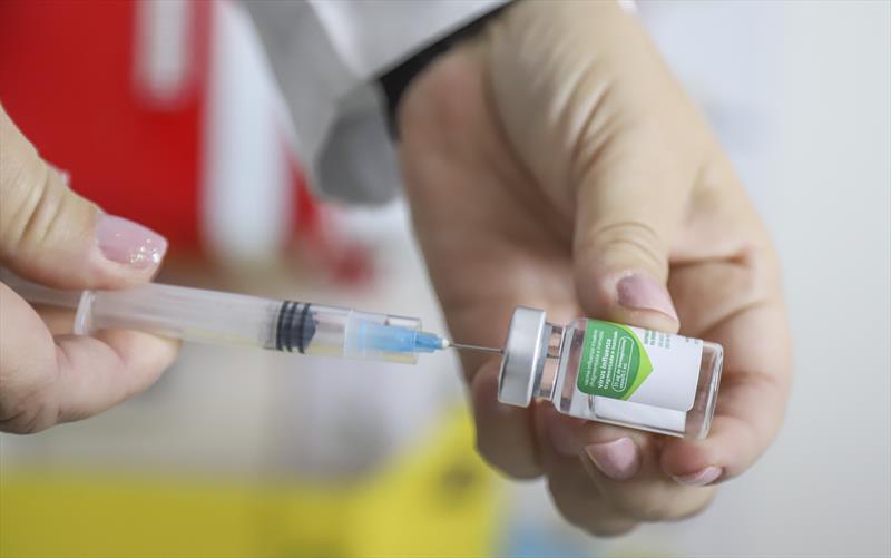Vacinação contra gripe e bivalente anticovid na Unidade de Saúde Mãe Curitibana. Ampola da vacina da gripe - Curitiba, 17/05/2023 - Foto: Daniel Castellano / SMCS