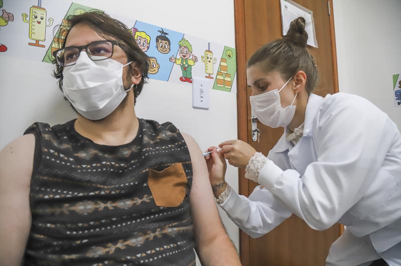 Vacinação contra gripe e bivalente anticovid na Unidade de Saúde Mãe Curitibana. - Curitiba, 17/05/2023 - Foto: Daniel Castellano / SMCS