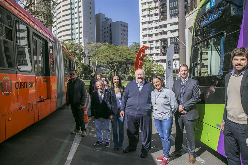 Prefeito Rafael Greca com o presidente da Urbs, Ogeny Pedro Maia Neto, e a CEO da empresa Eletra, Milena Romano, lança os testes com o ônibus elétrico da Eletra. Curitiba, 18/05/2023. Foto: Pedro Ribas/SMCS
