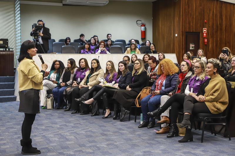 Palestra sobre políticas públicas para mulheres, que aconteceu na plenária da Assembleia Legislativa do Paraná (ALEP). Curitiba, 18/05/2023. Foto: Hully Paiva/SMCS