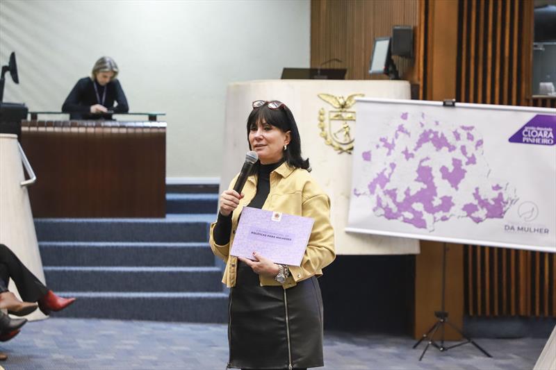 Palestra sobre políticas públicas para mulheres, que aconteceu na plenária da Assembleia Legislativa do Paraná (ALEP). Na imagem, a assessora de Direitos Humanos e Políticas para as Mulheres, Elenice Malzoni. Curitiba, 18/05/2023. Foto: Hully Paiva/SMCS