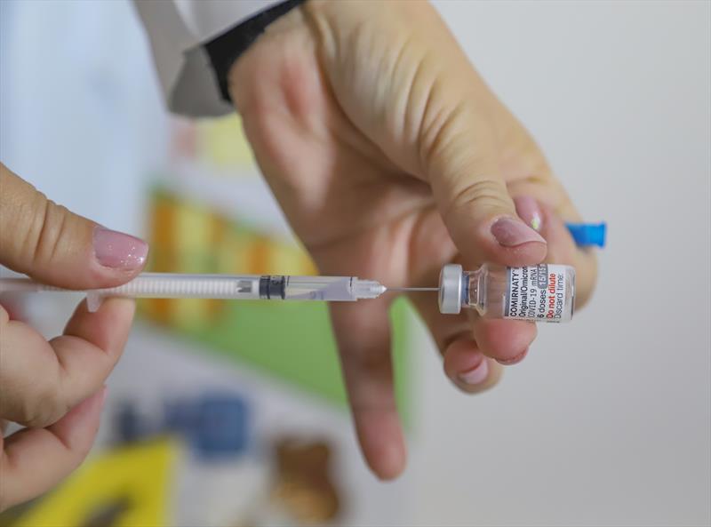 Curitiba amplia horário de vacinação contra covid-19 e gripe em 105 unidades de saúde - Curitiba, 17/05/2023 - Foto: Daniel Castellano / SMCS