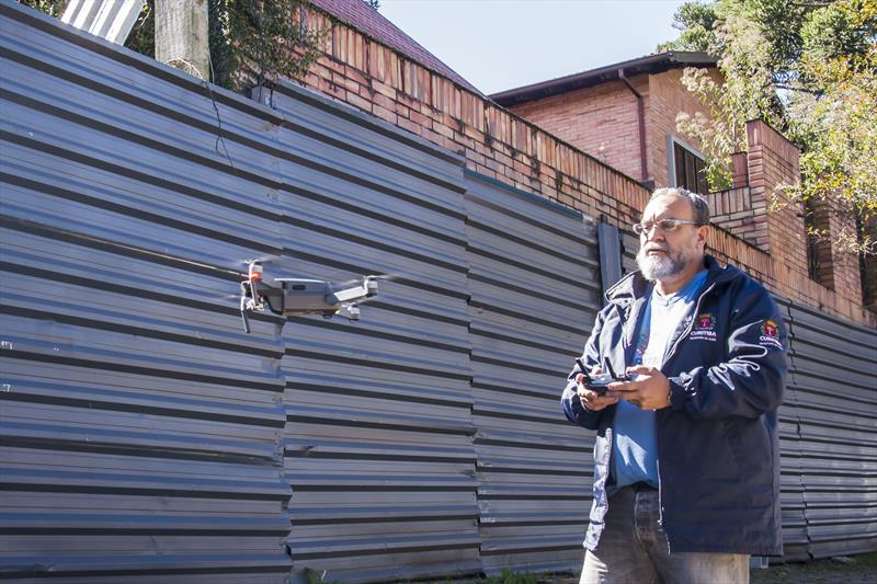 Prefeitura de Curitiba usa drone para localizar possíveis focos do mosquito transmissor da dengue.
Curitiba 19/05/2023.
Foto: Levy Ferreira/SMCS