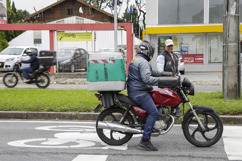 Percebemos que os motociclistas não andam respeitando fielmente os semáforos. Tem muito motociclista furando o semáforo. Foto: Divulgação