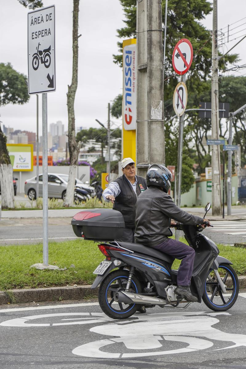 Percebemos que os motociclistas não andam respeitando fielmente os semáforos. Tem muito motociclista furando o semáforo.
Foto: Divulgação