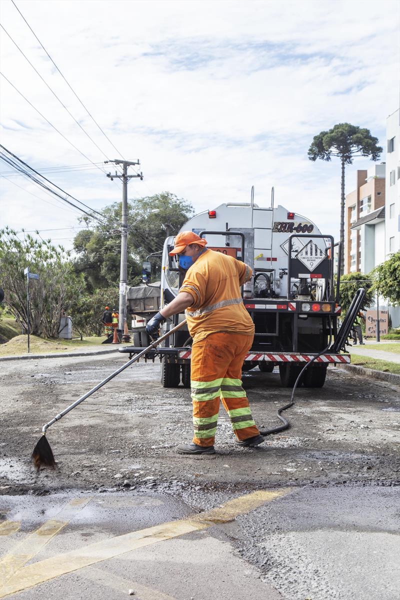 Obras de revitalização do asfalto da Rua Coronel Amazona Marcondes na Regional Matriz. Curitiba, 22/05/2023. Foto: Ricardo Marajó/SMCS.