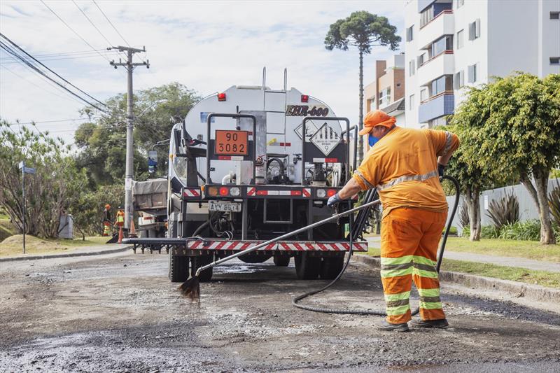 Obras de revitalização do asfalto da Rua Coronel Amazona Marcondes na Regional Matriz. Curitiba, 22/05/2023. Foto: Ricardo Marajó/SMCS.