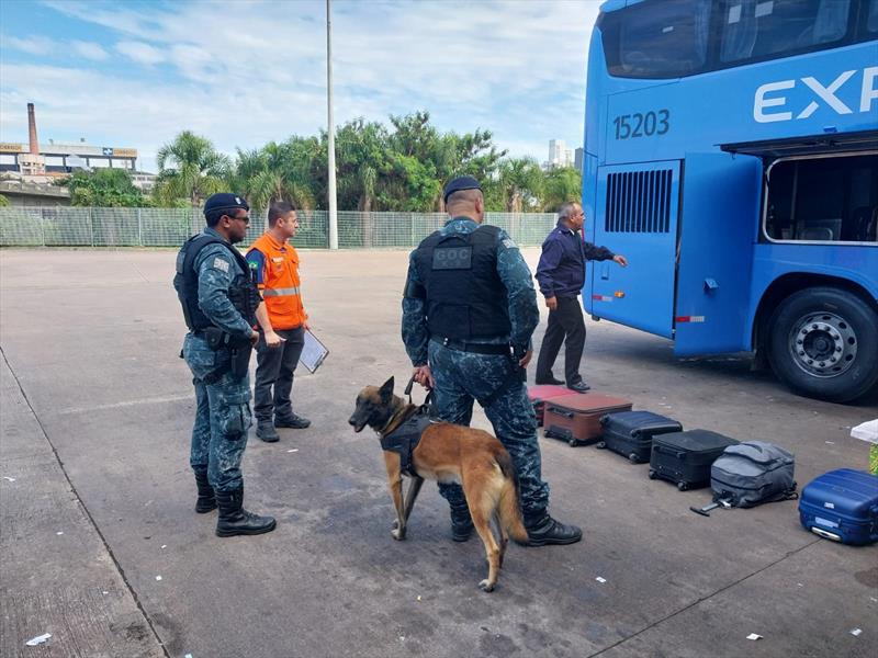Defesa Civil faz operação de fiscalização de produtos perigosos na Rodoviária de Curitiba.
Foto: Divulgação