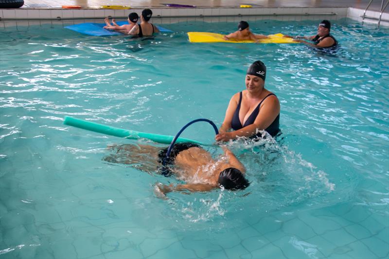 Programa oferece 192 vagas de natação para crianças e adolescentes com deficiência.
Foto: Levy Ferreira/SMCS