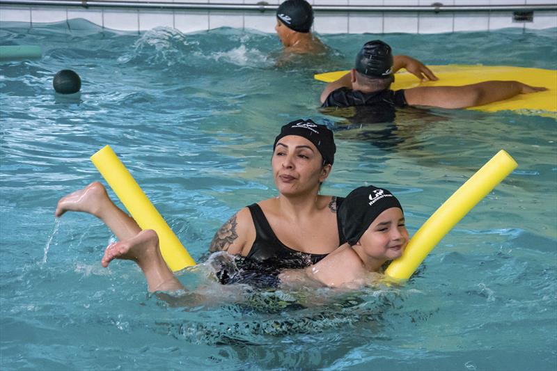 Programa oferece 192 vagas de natação para crianças e adolescentes com deficiência.
Foto: Levy Ferreira/SMCS