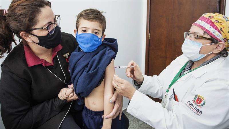 Curitiba convoca pessoas de 6 a 17 anos para vacinação contra a gripe. Foto: Ricardo Marajó/SMCS  