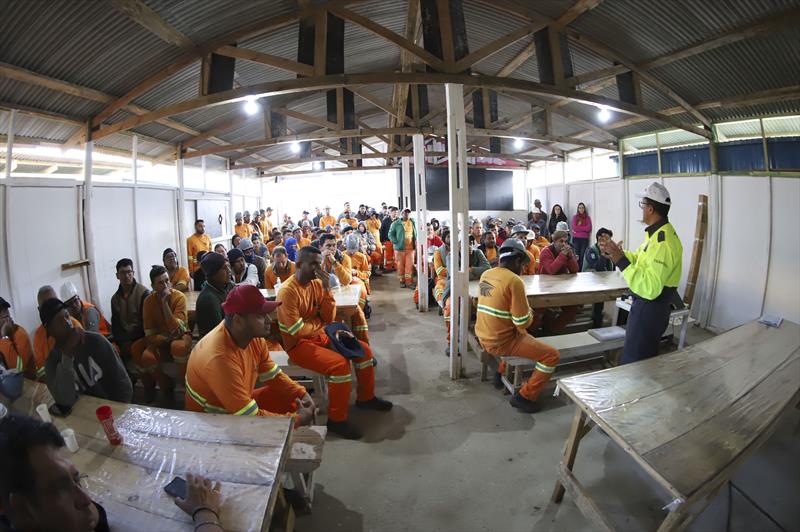 Trabalhadores da construção civil que trabalham na execução das obras da Linha Verde, recebem palestra de conscientização e prevenção de acidentes no trânsito.
Curitiba, 25/05/2023.
Foto: José Fernando Ogura/SMCS. 