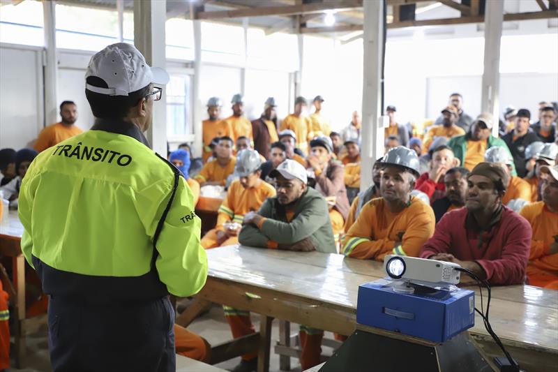 Trabalhadores da construção civil que trabalham na execução das obras da Linha Verde, recebem palestra de conscientização e prevenção de acidentes no trânsito.
Curitiba, 25/05/2023.
Foto: José Fernando Ogura/SMCS. 