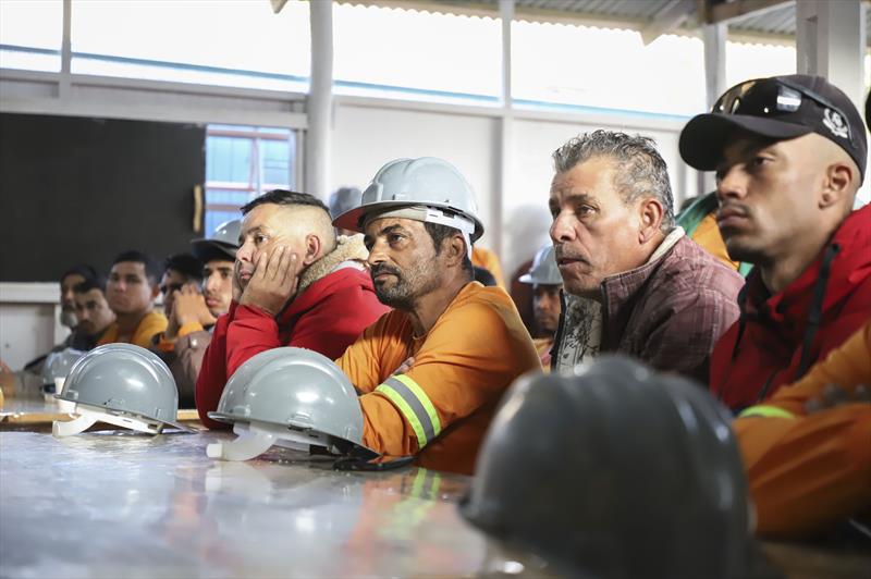 Trabalhadores da construção civil que trabalham na execução das obras da Linha Verde, recebem palestra de conscientização e prevenção de acidentes no trânsito.
Curitiba, 25/05/2023.
Foto: José Fernando Ogura/SMCS. 