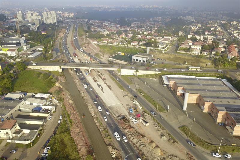 Trabalhadores da construção civil que trabalham na execução das obras da Linha Verde, recebem palestra de conscientização e prevenção de acidentes no trânsito. Na imagem, vista aérea da Linha Verde.
Curitiba, 25/05/2023.
Foto: José Fernando Ogura/SMCS. 