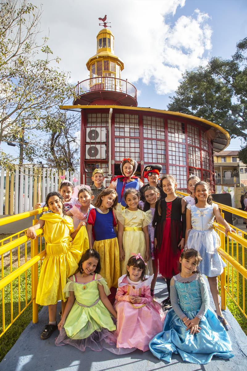 Prefeito Rafael Greca, junto com a Secretária Municipal da Educação, Maria Silvia Bacila, faz entrega simbólica de kits de literatura infantil e juvenil para as Escolas Municipais e Faróis do Saber e Inovação, na Escola Municipal Sidônio Muralha, na CIC, Curitiba, 25/05/2023. Foto: Ricardo Marajó/SMCS.