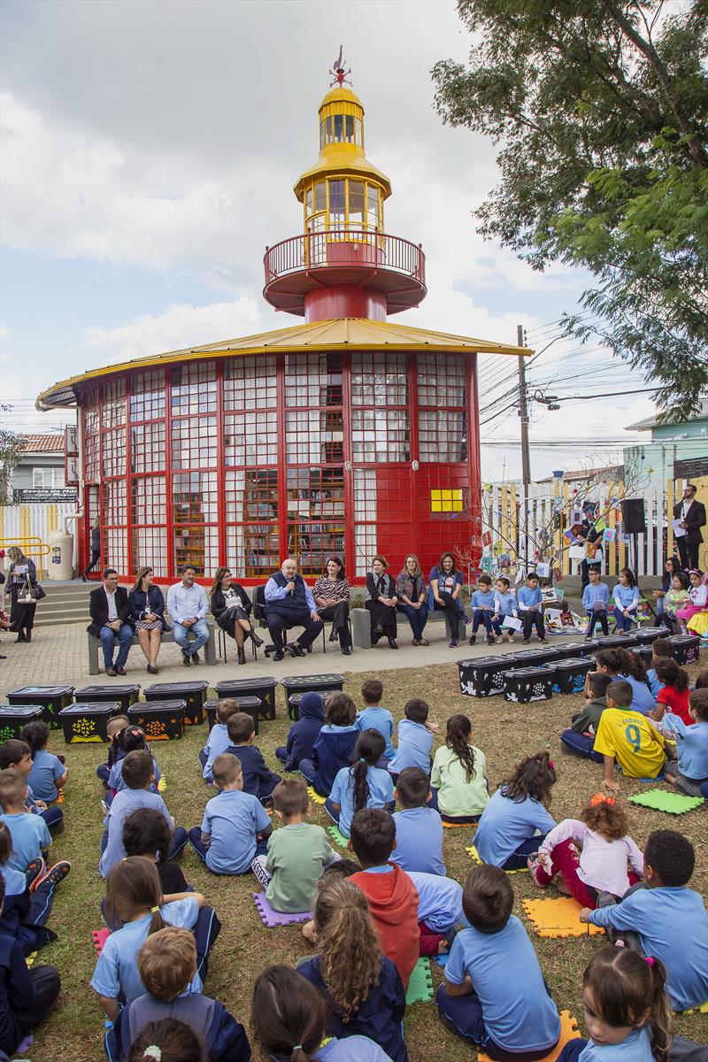 Prefeito Rafael Greca, junto com a Secretária Municipal da Educação, Maria Silvia Bacila, faz entrega simbólica de kits de literatura infantil e juvenil para as Escolas Municipais e Faróis do Saber e Inovação, na Escola Municipal Sidônio Muralha, na CIC, Curitiba, 25/05/2023. Foto: Ricardo Marajó/SMCS.