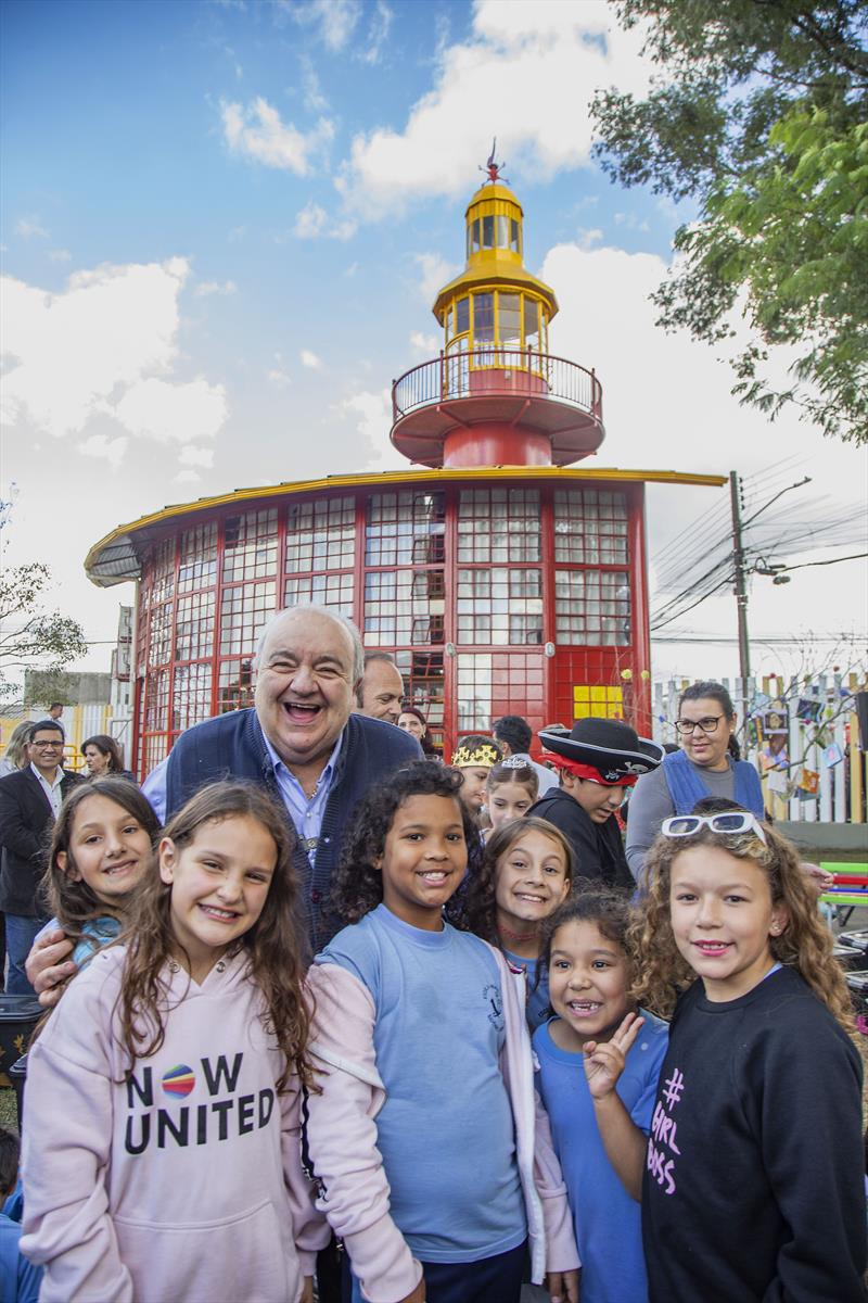 Prefeito Rafael Greca, junto com a Secretária Municipal da Educação, Maria Silvia Bacila, faz entrega simbólica de kits de literatura infantil e juvenil para as Escolas Municipais e Faróis do Saber e Inovação, na Escola Municipal Sidônio Muralha, na CIC, Curitiba, 25/05/2023. Foto: Ricardo Marajó/SMCS.