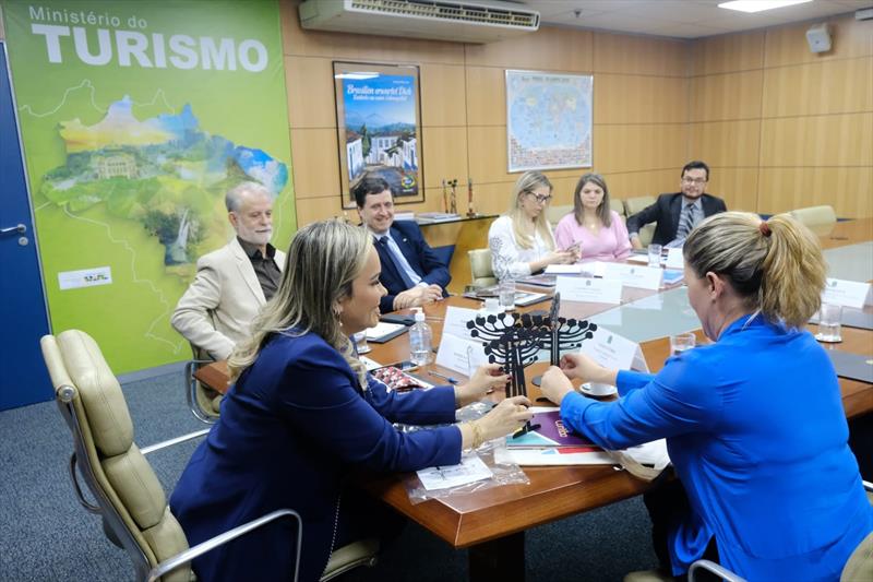 A presidente do Instituto Municipal de Turismo, Tatiana Turra, esteve em Brasília, onde se encontrou com a ministra do Turismo, Daniela Carneiro, e com a equipe técnica da Embratur.
Foto: Divulgação