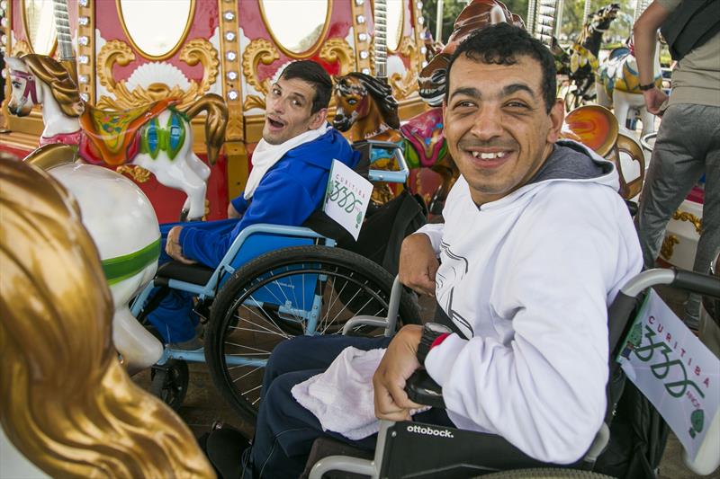 Alunos com paralisia cerebral da Escola Vivian Marçal Mercês, brincam no carrossel do Parque Tanguá. Na imagem, Bruno Henrique Barboza. Curitiba, 26/05/2023. Foto: Pedro Ribas/SMCS