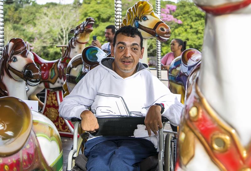 Alunos com paralisia cerebral da Escola Vivian Marçal Mercês, brincam no carrossel do Parque Tanguá. Na imagem, Bruno Henrique Barboza. Curitiba, 26/05/2023. Foto: Pedro Ribas/SMCS