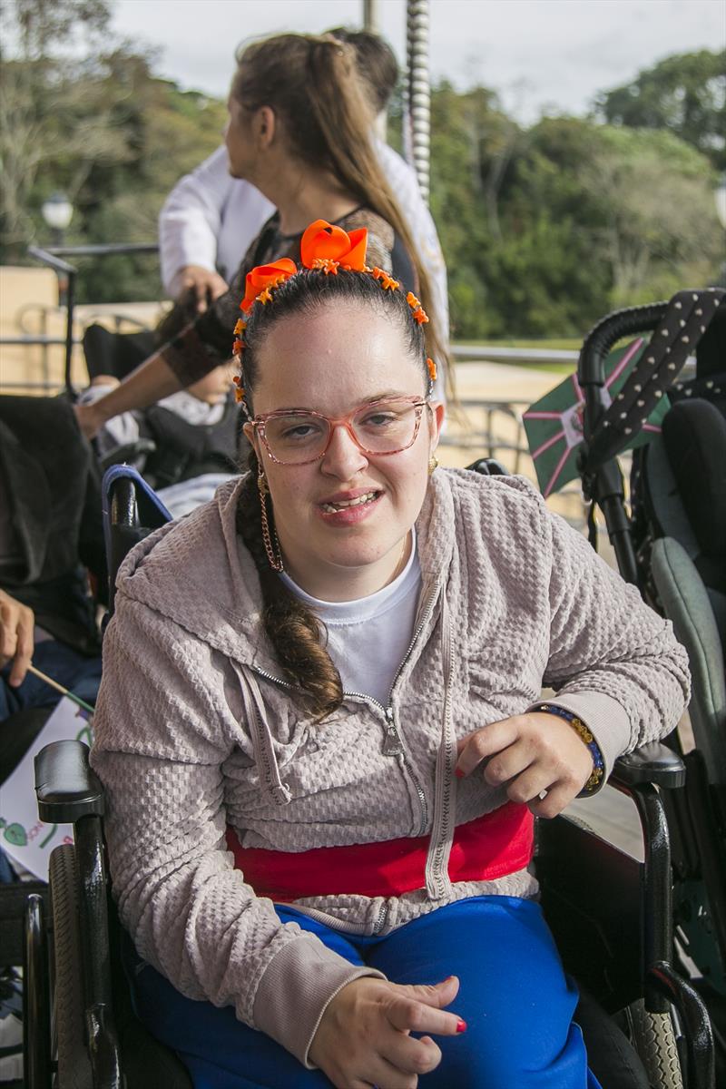 Alunos com paralisia cerebral da Escola Vivian Marçal Mercês, brincam no carrossel do Parque Tanguá. Na imagem, Gabriela Sampaio. Curitiba, 26/05/2023. Foto: Pedro Ribas/SMCS