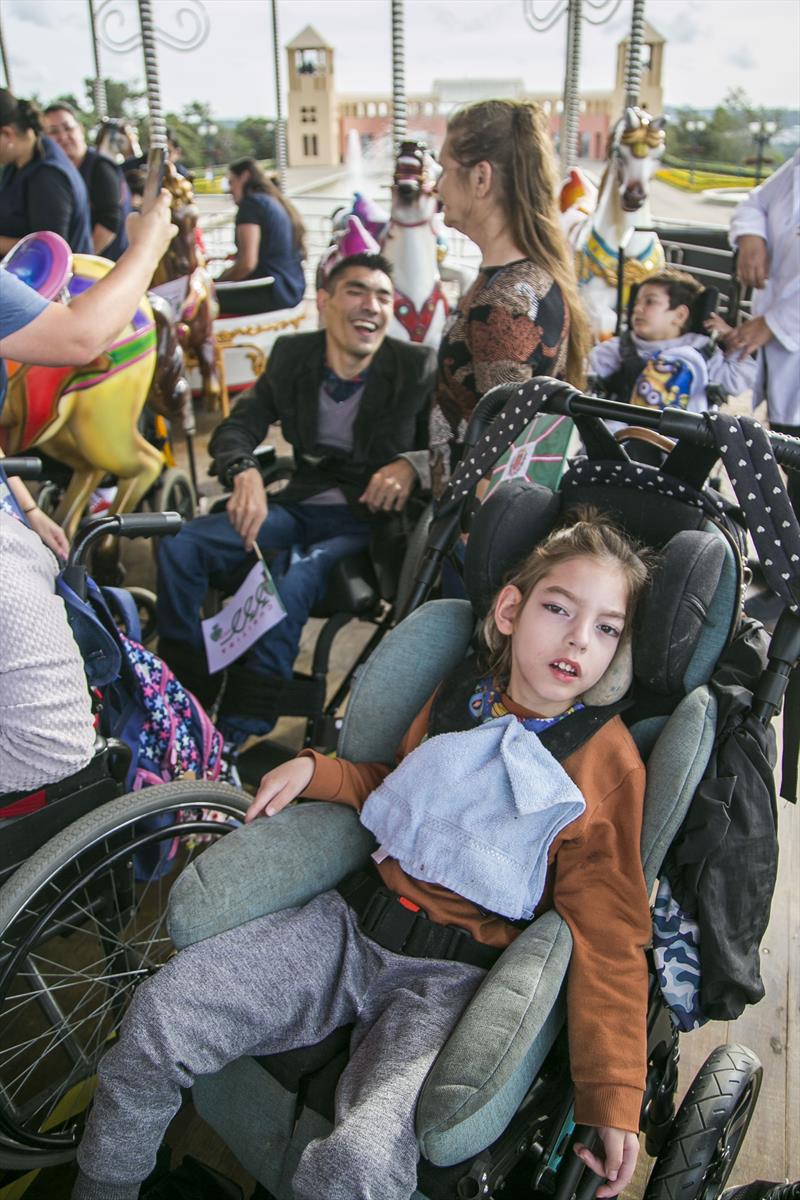 Alunos com paralisia cerebral da Escola Vivian Marçal Mercês, brincam no carrossel do Parque Tanguá. Curitiba, 26/05/2023. Foto: Pedro Ribas/SMCS