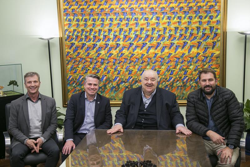 Prefeito Rafael Greca acompanhado do secretário do Esporte, Lazer e Juventude, Carlos Pijak Jr, recebe o presidente da Volvo Buses na América Latina, André Marques e o diretor de assuntos corporativos da Volvo, Alexandre Parker, e anuncia a Maratona Curitiba 2023. Curitiba, 29/05/2023. Foto: Pedro Ribas/SMCS