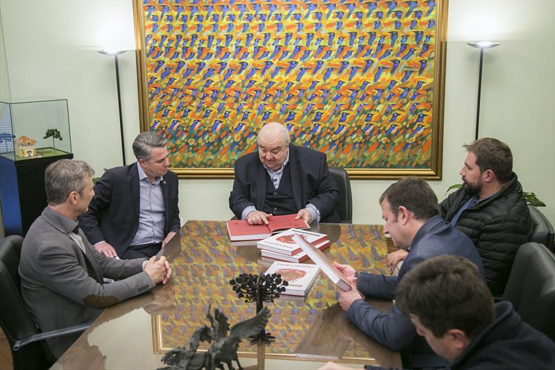 Prefeito Rafael Greca acompanhado do secretário do Esporte, Lazer e Juventude, Carlos Pijak Jr, recebe o presidente da Volvo Buses na América Latina, André Marques e o diretor de assuntos corporativos da Volvo, Alexandre Parker, e anuncia a Maratona Curitiba 2023. Curitiba, 29/05/2023. Foto: Pedro Ribas/SMCS