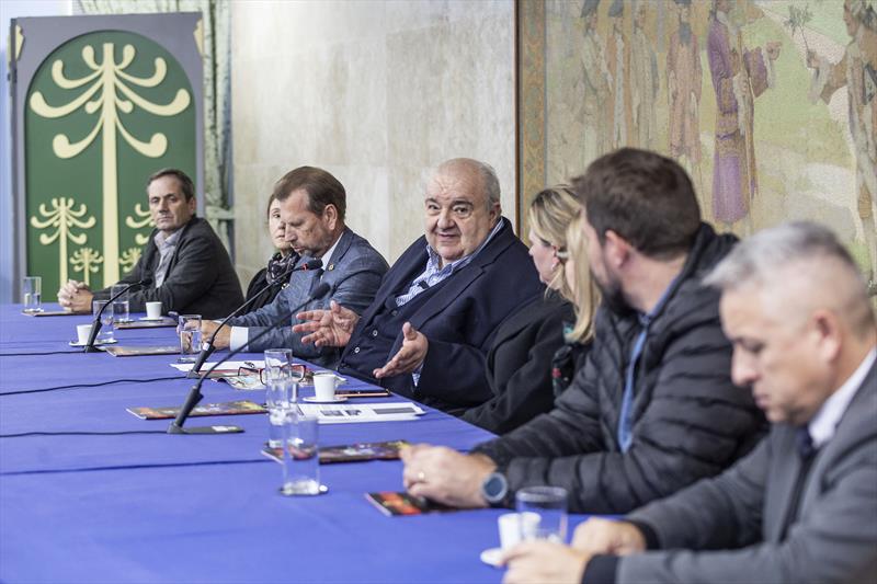 Prefeito Rafael Greca, acompanhado da presidente do Instituto Municipal do Turismo, Tatiana Turra, da presidente da Fundação Cultural, Ana Cristina de Castro, do Secretário da SMELJ, Carlos Eduardo Pijak Jr, e de vereadores, participa da posse do mandato 2023/2025 do Conselho Municipal de Turismo. Curitiba, 29/05/2023. Foto: Ricardo Marajó/SMCS.