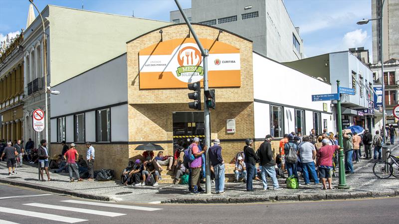 Programa Mesa Solidária atende a população em situação de vulnerabilidade, como pessoas em situação de rua, desempregados e idosos carentes, em espaços confortáveis e com total higiene..
Curitiba  26/05/2023
Foto: Levy Ferreira/SMCS