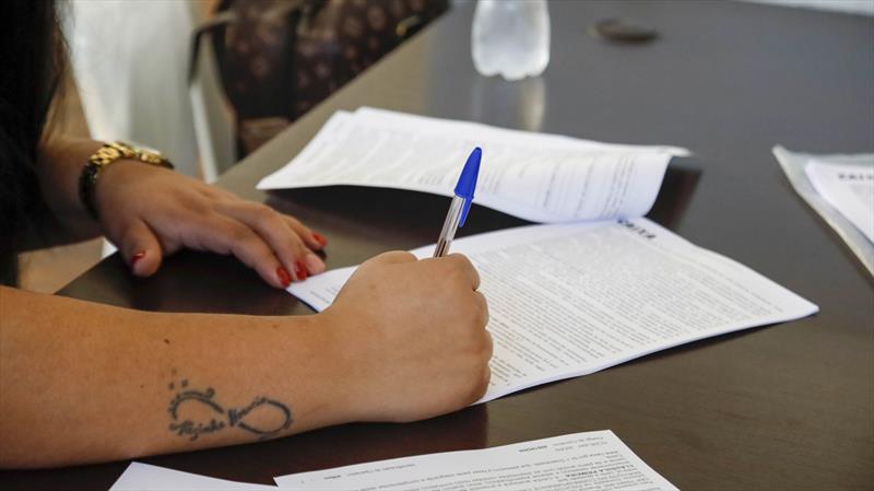 Nadiene Ferreira realizou a assinatura do contrato de aquisição do imóvel Cores da Primavera, no bairro Umbará.
Curitiba, 31/05/2023
Foto: Rafael Silva