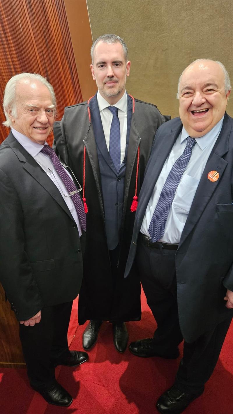 O médico neurocirurgião Marlus Moro, o ministro André Ramos Tavares e o prefeito Rafael Greca.
Foto: Divulgação