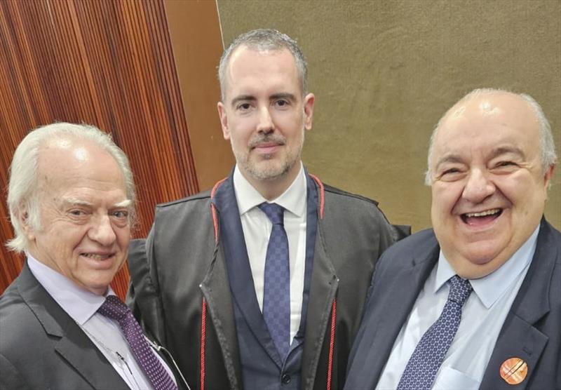 O médico neurocirurgião Marlus Moro, o ministro André Ramos Tavares e o prefeito Rafael Greca.
Foto: Divulgação