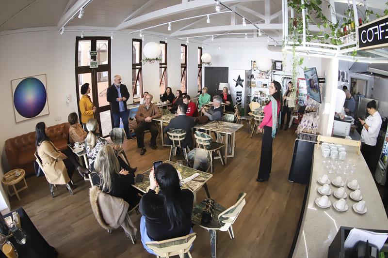 Encontro de primeiras damas e prefeitas da Região Metropolitana de Curitiba, para apresentação do Prêmio Empreendedora Curitibana 2023 e convite para ser embaixadora da premiação. Na imagem, a Presidente da Agência Curitiba, Cris Alessi e o Secretário de Desenvolvimento da Região Metropolitana, Leverci Silveira Filho.
Curitiba, 01/06/2023.
Foto: José Fernando Ogura/SMCS. 