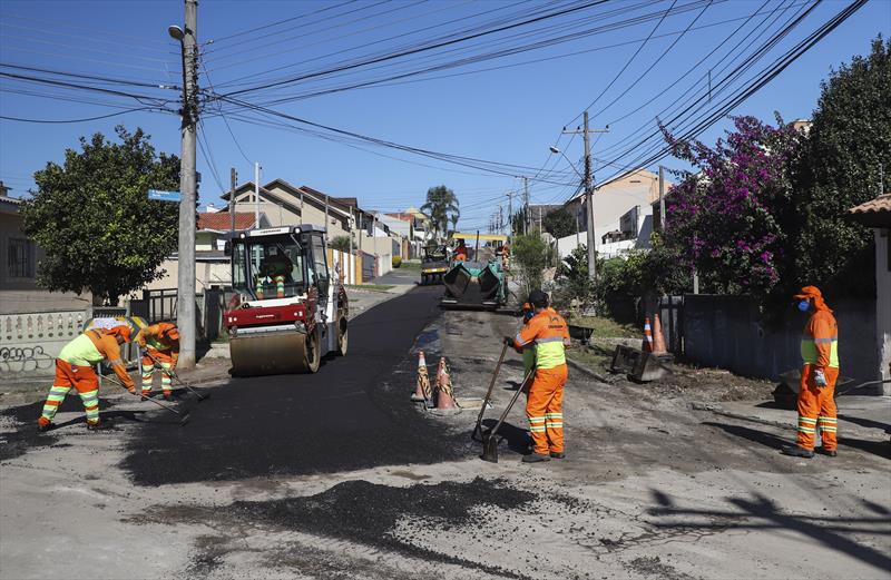 Obras de reciclagem asfáltica em 398 metros da Rua Antônio de Lima Castro, no Portão.
Curitiba, 02/06/2023.
Foto: José Fernando Ogura/SMCS.