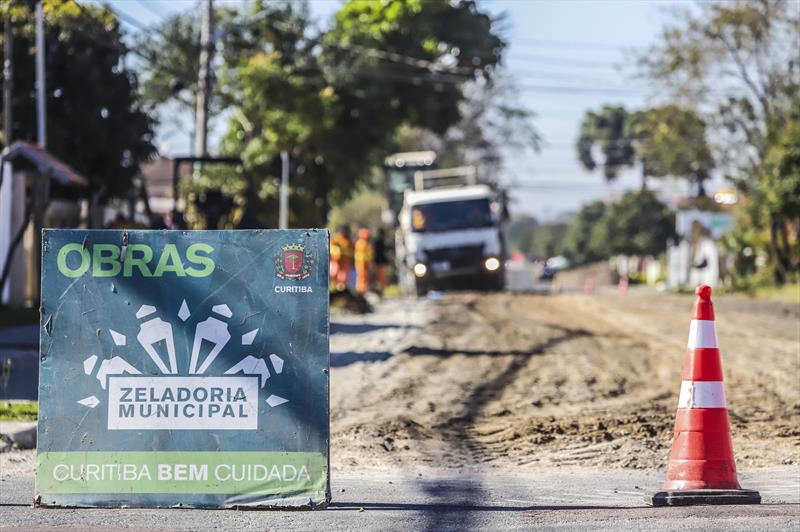 Obras de reciclagem asfáltica em 698 metros da Rua Professor Benedito Conceição, no Capão da Imbuia.
Curitiba, 02/06/2023.
Foto: José Fernando Ogura/SMCS.