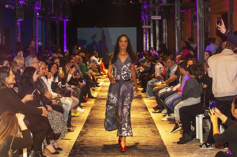 A abertura oficial da semana de moda mais inovadora de Curitiba acontece no dia 24 de julho, às 19h30, na passarela da Rua da Cidadania.. Foto: Ricardo Marajó/SMCS