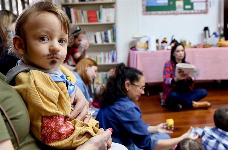 Roda de leitura ajuda no desenvolvimento dos bebês e encanta famílias.
Curitiba, 05/06/2023. 
Foto: Luiz Costa/SME