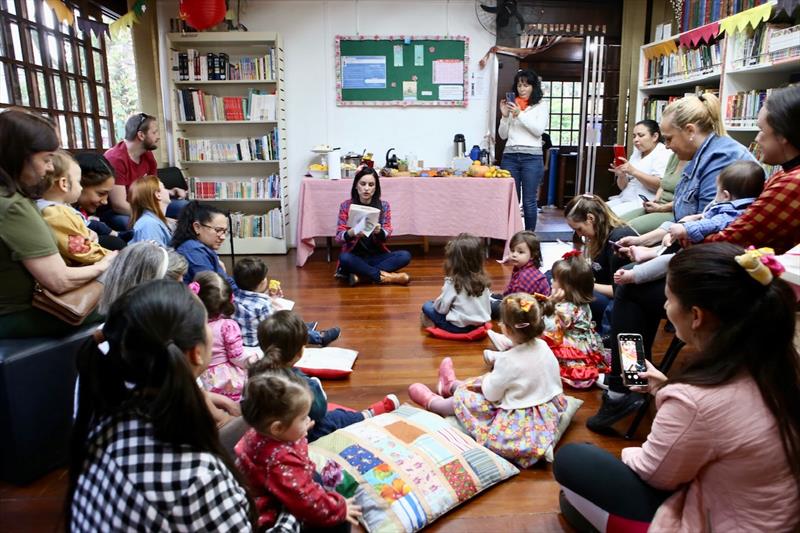 Roda de leitura ajuda no desenvolvimento dos bebês e encanta famílias.
Curitiba, 05/06/2023. 
Foto: Luiz Costa/SME