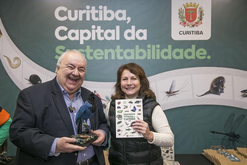 Prefeito Rafael Greca com a secretária do Meio Ambiente, Marilza Dias, lança no Palácio Solar 29 de Março, a exposição do Museu de História Natural sobre a fauna curitibana e o livro Inventário da Fauna de Curitiba 2023. Curitiba, 05/06/2023. Foto: Pedro Ribas/SMCS