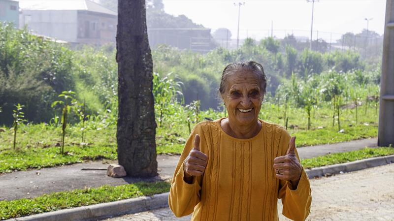 A aposentada Genoveva gosta de encontrar os vizinhos no local que foi revitalizado pela Cohab.
Foto: Rafael Silva