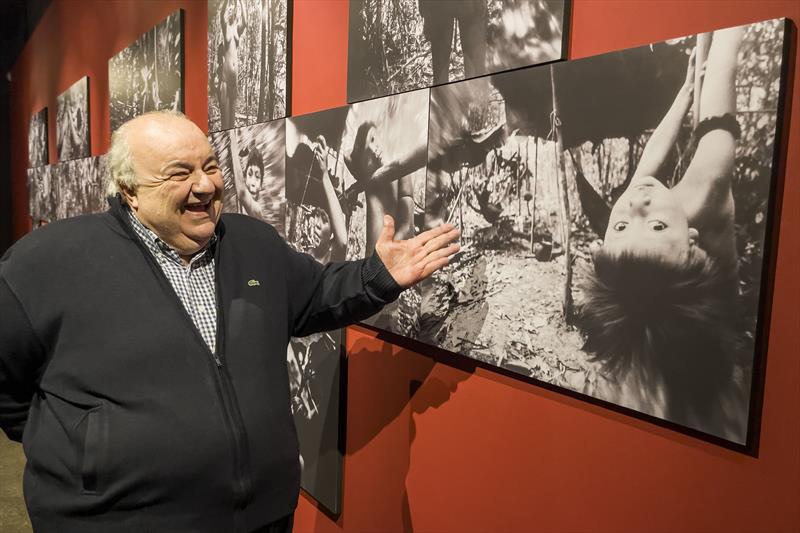 Prefeito Rafael Greca participa da abertura da Mostra Yanomami, de Claudia Andujar, no Museu Municipal de Arte (MuMA). Curitiba, 14/06/2023. Foto: Renato Próspero/SMCS