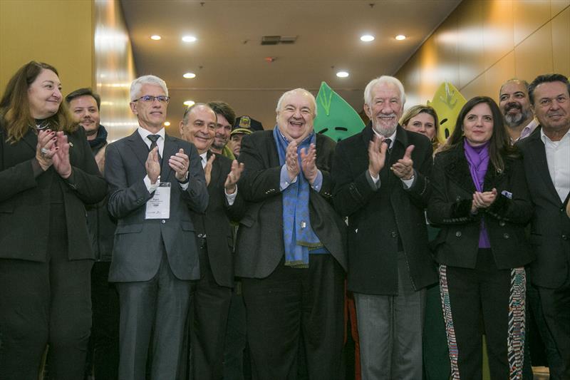 Prefeito Rafael Greca participa com o vice-governador Darci Piana, e demais autoridades, da  abertura da 27ª edição da Expo Turismo Paraná, e anuncia a data de lançamento do Natal de Curitiba – Luz dos Pinhais 2023. Curitiba, 15/06/2023. Foto: Pedro Ribas/SMCS