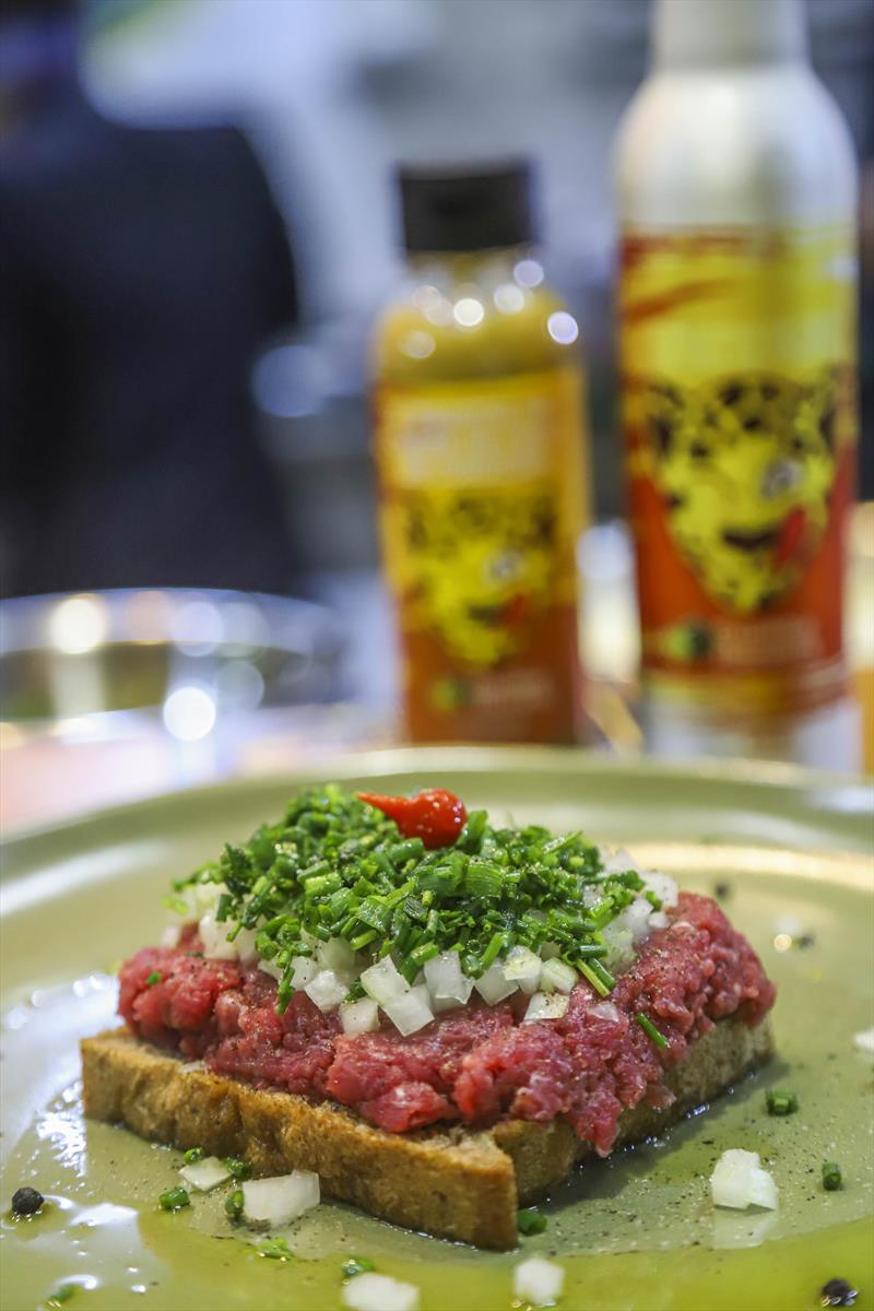 Carne de onça de Curitiba está no ranking dos 10 melhores pratos de carne crua do mundo. 
Foto: Daniel Castellano / SMCS
