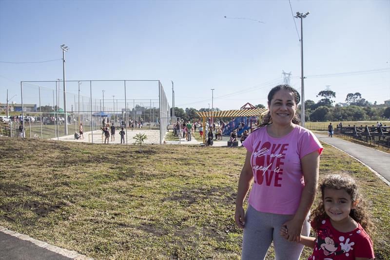 Inauguração do Parque Rio Bonito do Tatuquara. Na imagem: Patrícia de Souza Gonçalves e a filha Valentina. Curitiba 24/06/2023. Foto: Ricardo Marajó/SMCS.